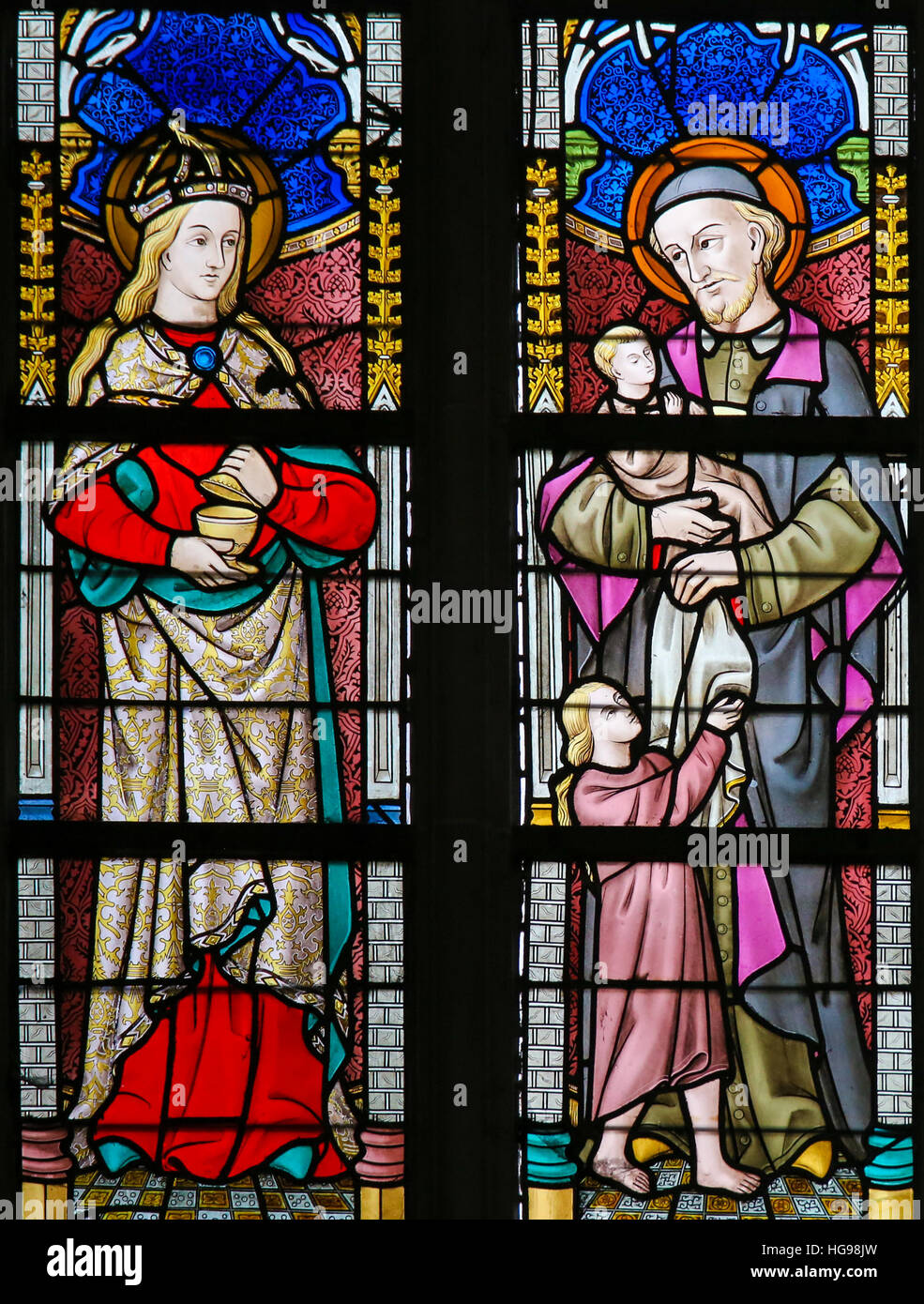 Glasmalerei-Fenster Darstellung Mary Magdalene und Saint Vincent de Paul in der Kathedrale St. Bavo in Gent, Belgien. Stockfoto