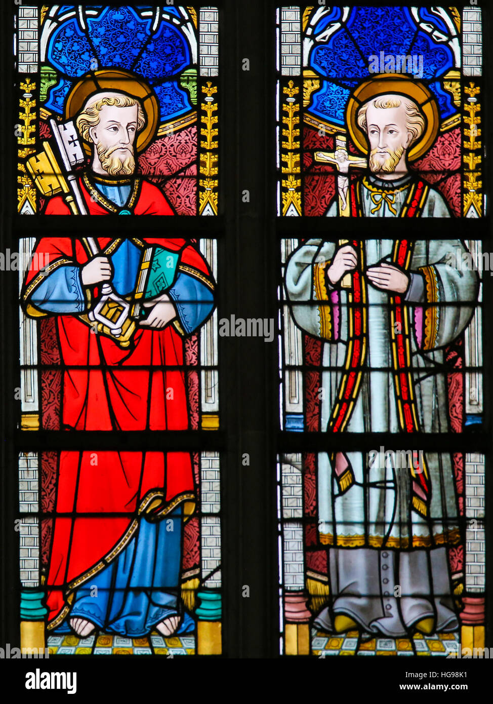Glasmalerei-Fenster Darstellung Saint Peter and Saint Francis Xavier, berühmte Jesuitenmissionar, in der Kathedrale St. Bavo in Gent Stockfoto