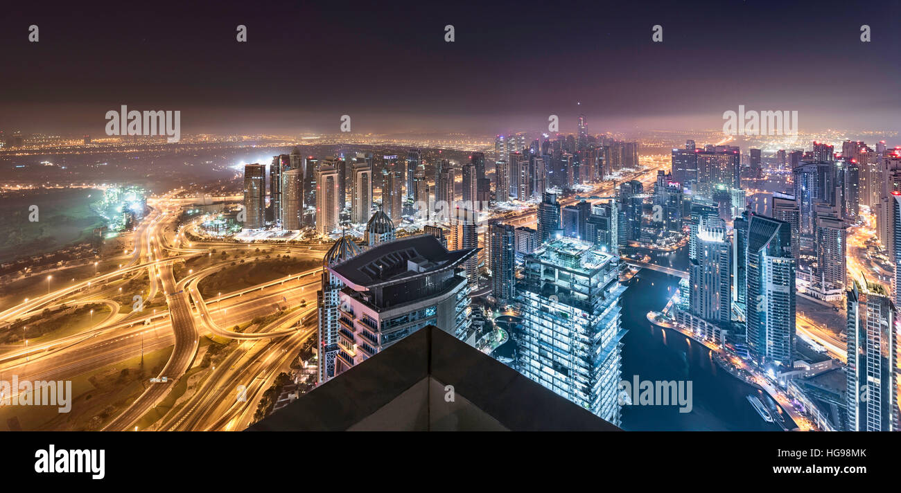 Dubai Horizont Lichter leuchten in eine trübe Nacht mit einem wunderschönen Panorama Towers auf der Dachterrasse Blick Stockfoto