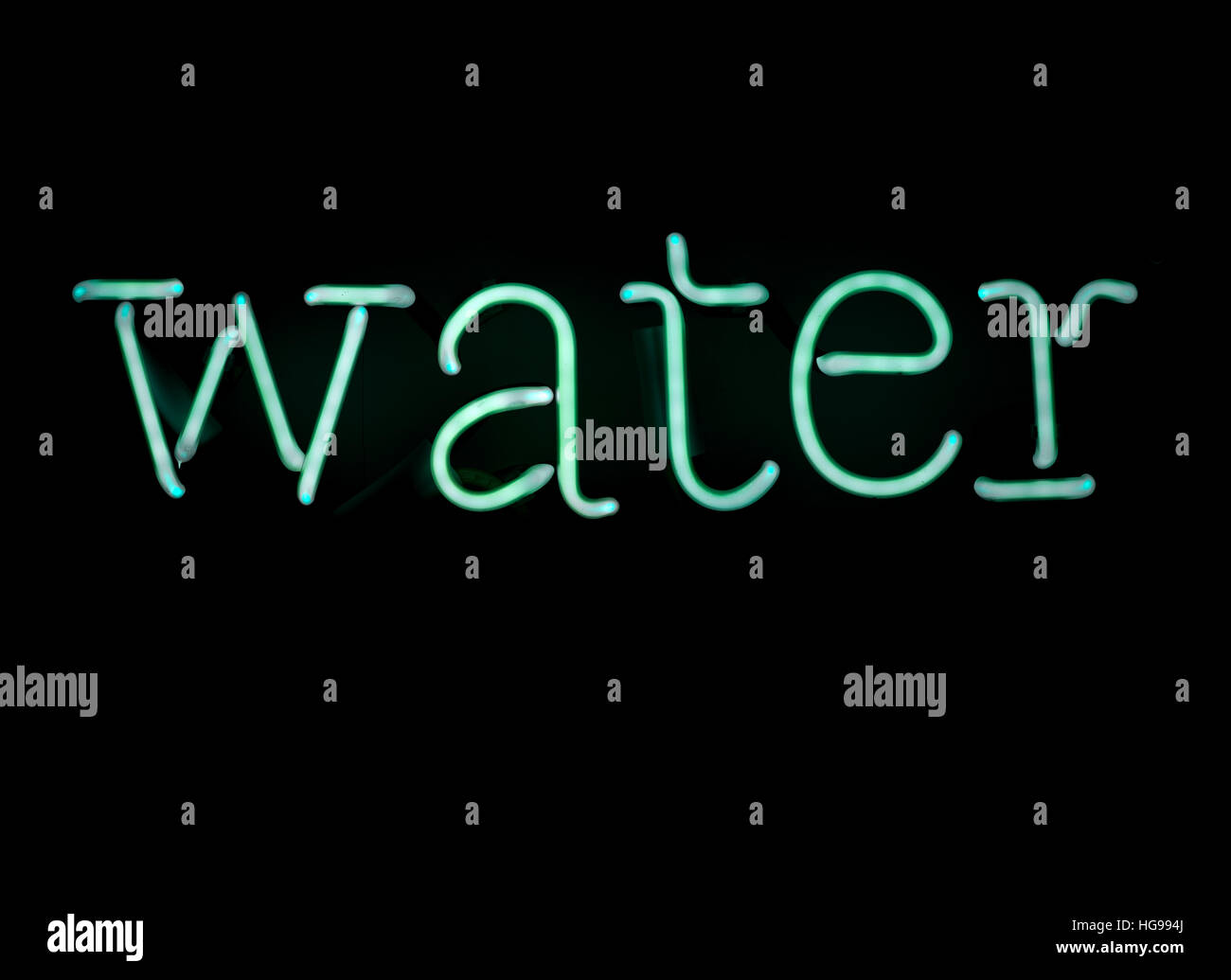 das Wort Wasser geschrieben in Neonlampe Stockfoto