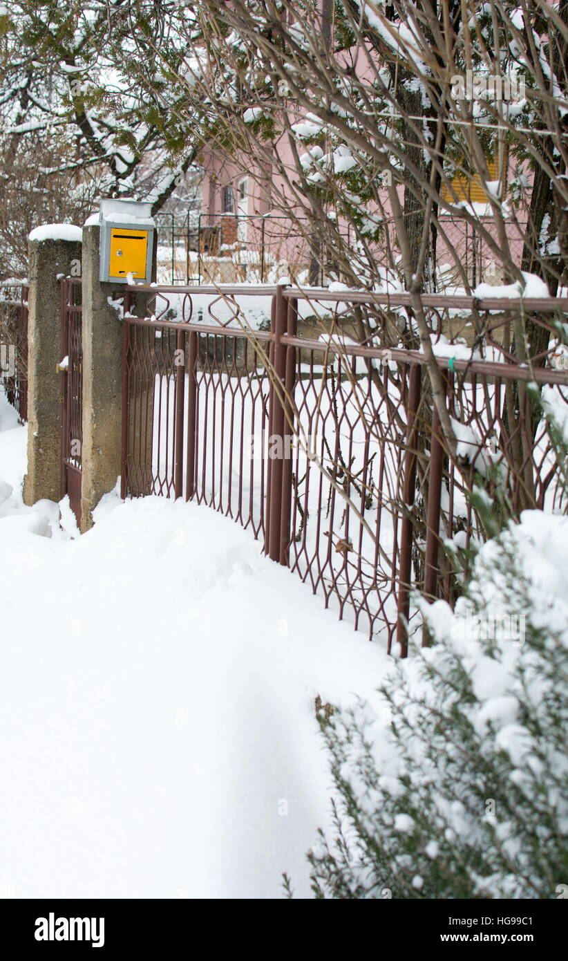 Schneeverwehungen vor einem Haus. Winter-Szene Stockfoto