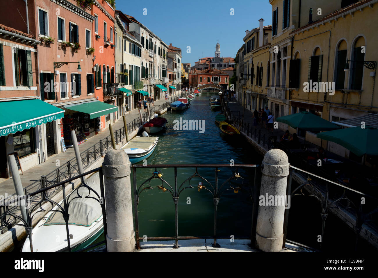 Venedig, Italien - 9. September 2016: Vorhängeschlösser am Brückengeländer über Kanal in Venedig, Italien. Nicht identifizierte Personen sichtbar. Stockfoto