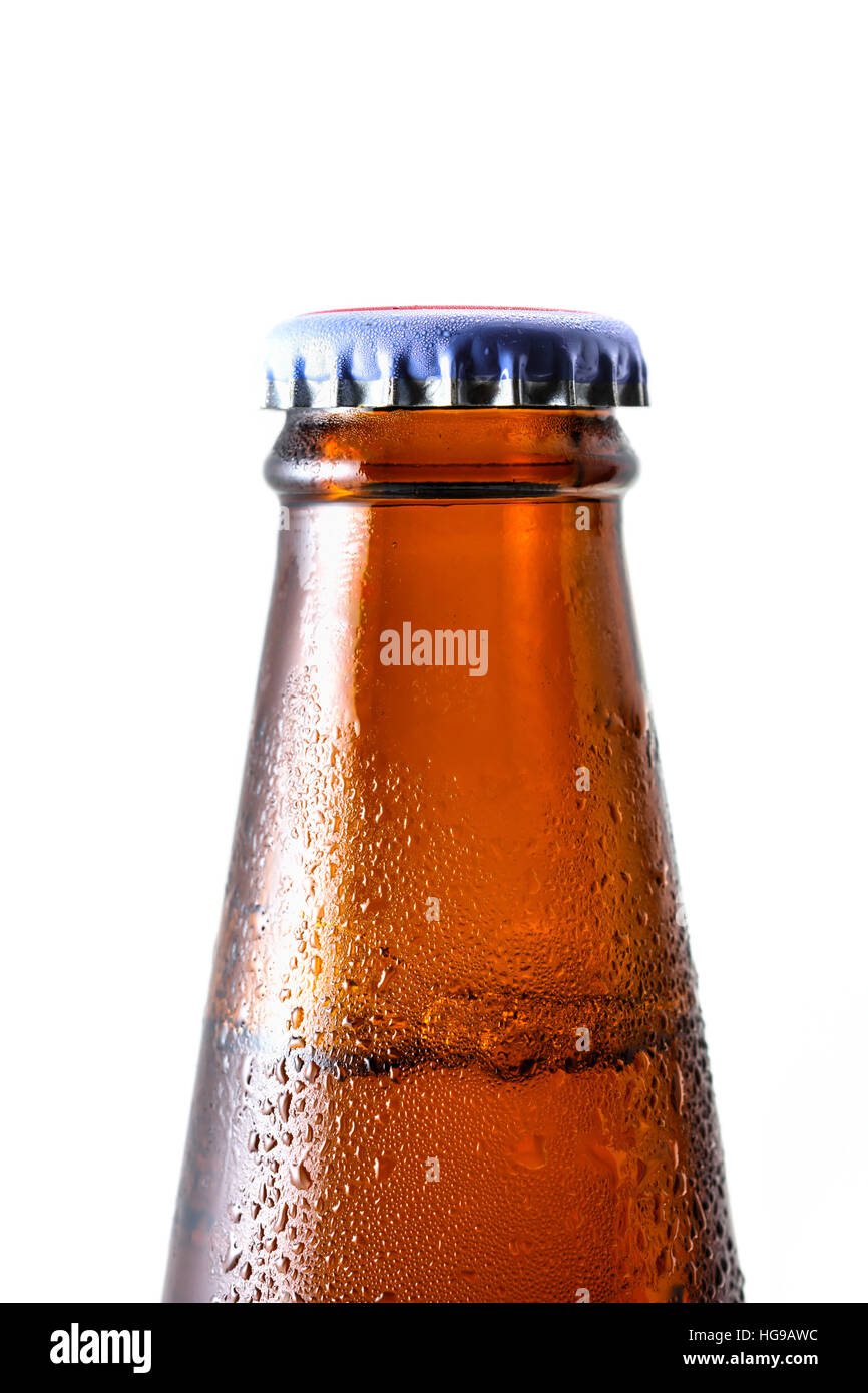Closeup Flaschenbier mit drop isolierten auf weißen Hintergrund Stockfoto