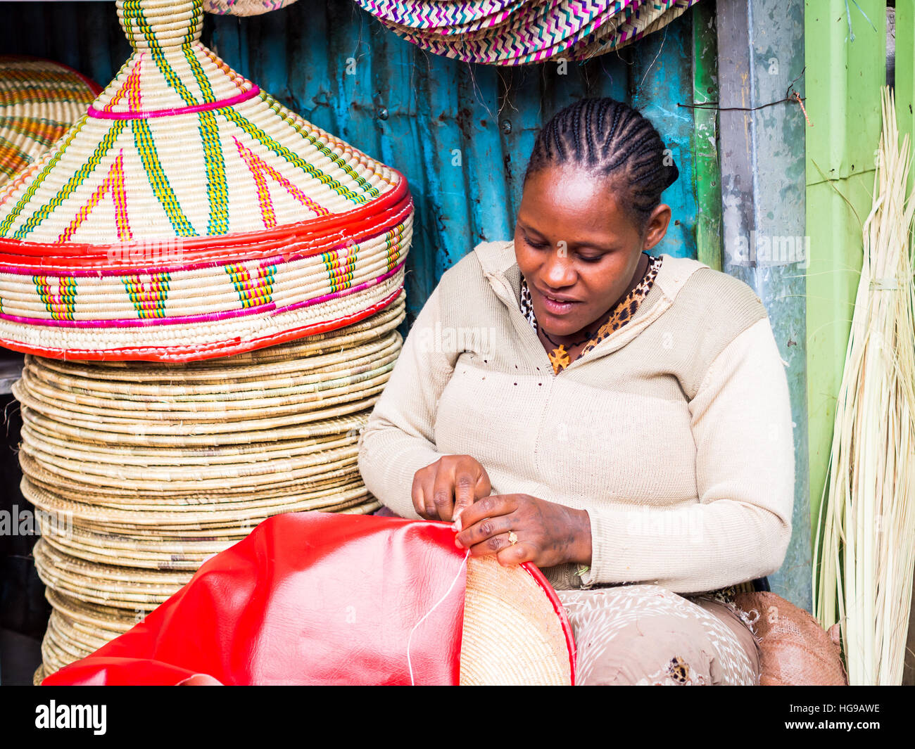 Äthiopische Frau macht Habesha Körbe zum Verkauf auf einem lokalen Markt in Addis Abeba. Stockfoto