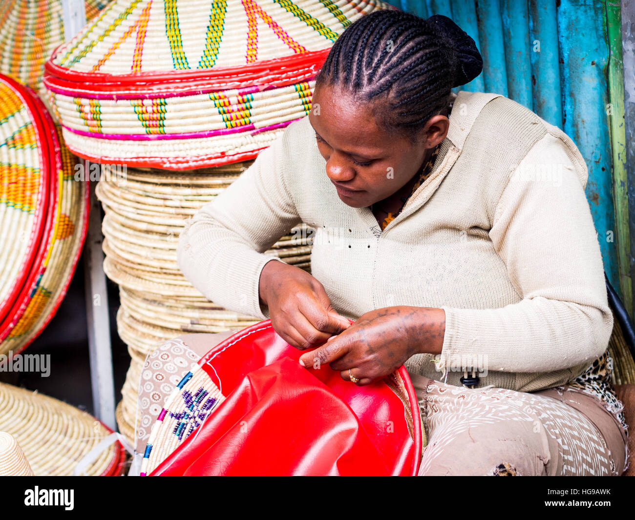 Äthiopische Frau macht Habesha Körbe zum Verkauf auf einem lokalen Markt in Addis Abeba. Stockfoto