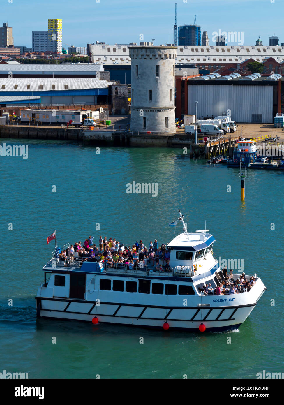 Solent Katze Fahrgastschiff wird betrieben von Solent und Wightline Kreuzfahrten in Portsmouth Harbour England UK Stockfoto