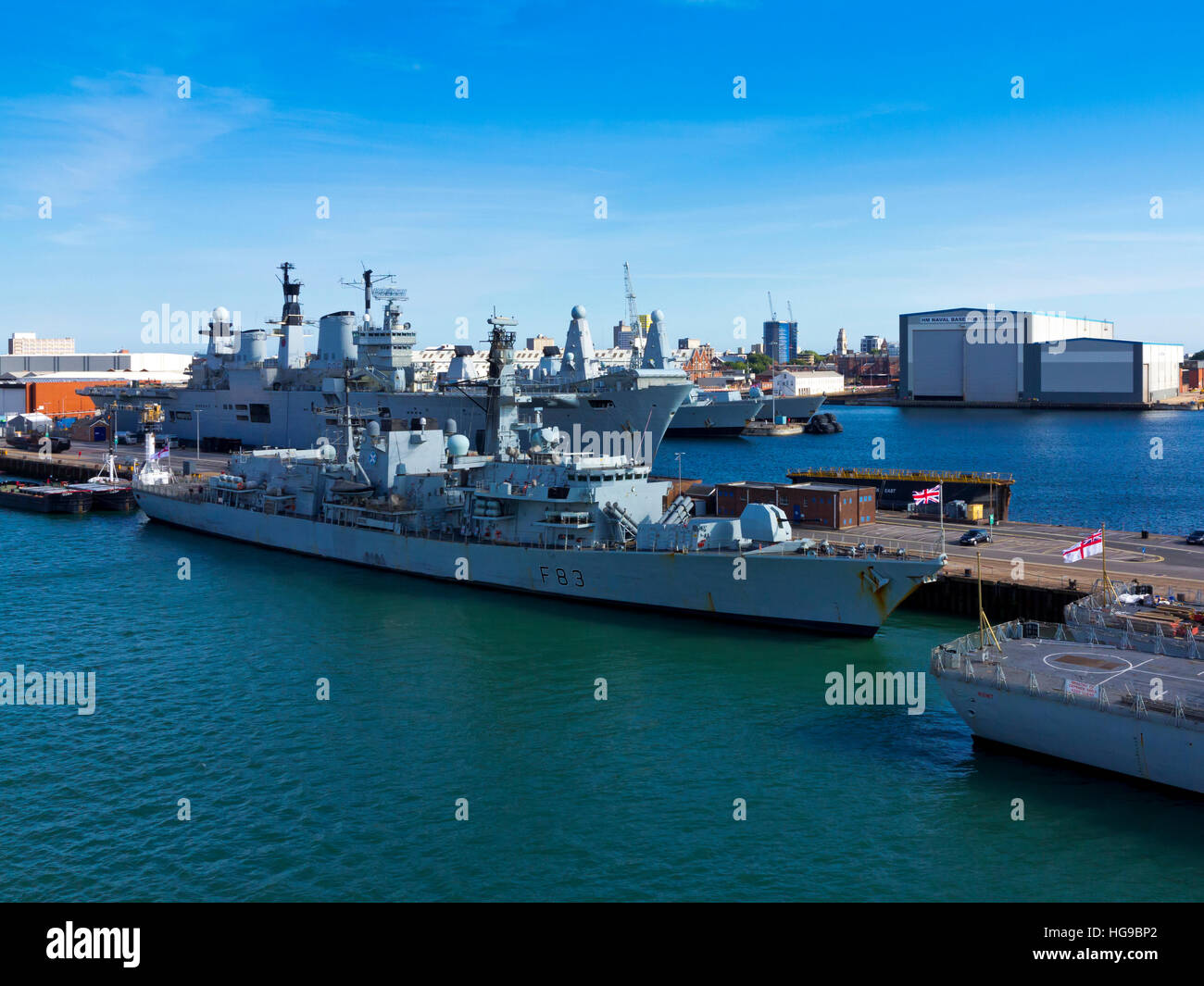 Blick über Portsmouth Hafen einen großen Marine- und zivilen Hafen in Hampshire, England UK mit Schiffen der Royal Navy am Liegeplatz Stockfoto