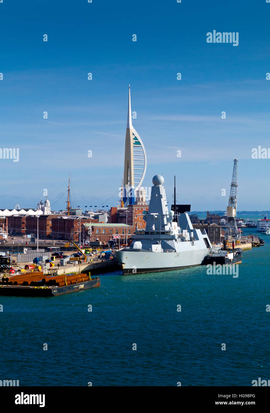 Blick über Portsmouth Hafen einen großen Marine- und zivilen Hafen in Hampshire England UK mit dem Spinnaker Tower über Stockfoto