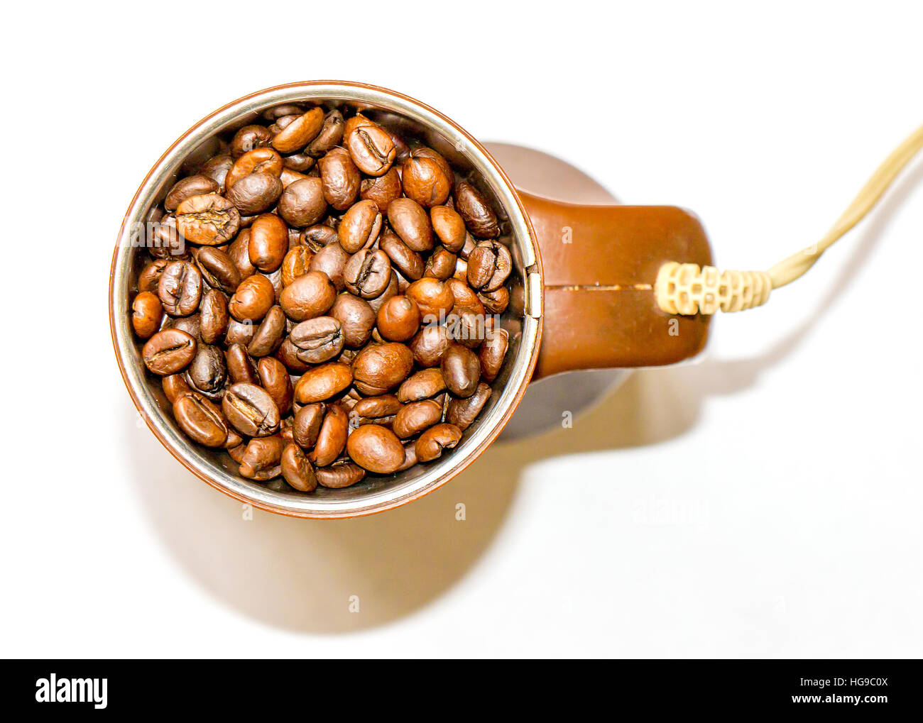 Die braune Kaffeemühle isoliert. Stockfoto