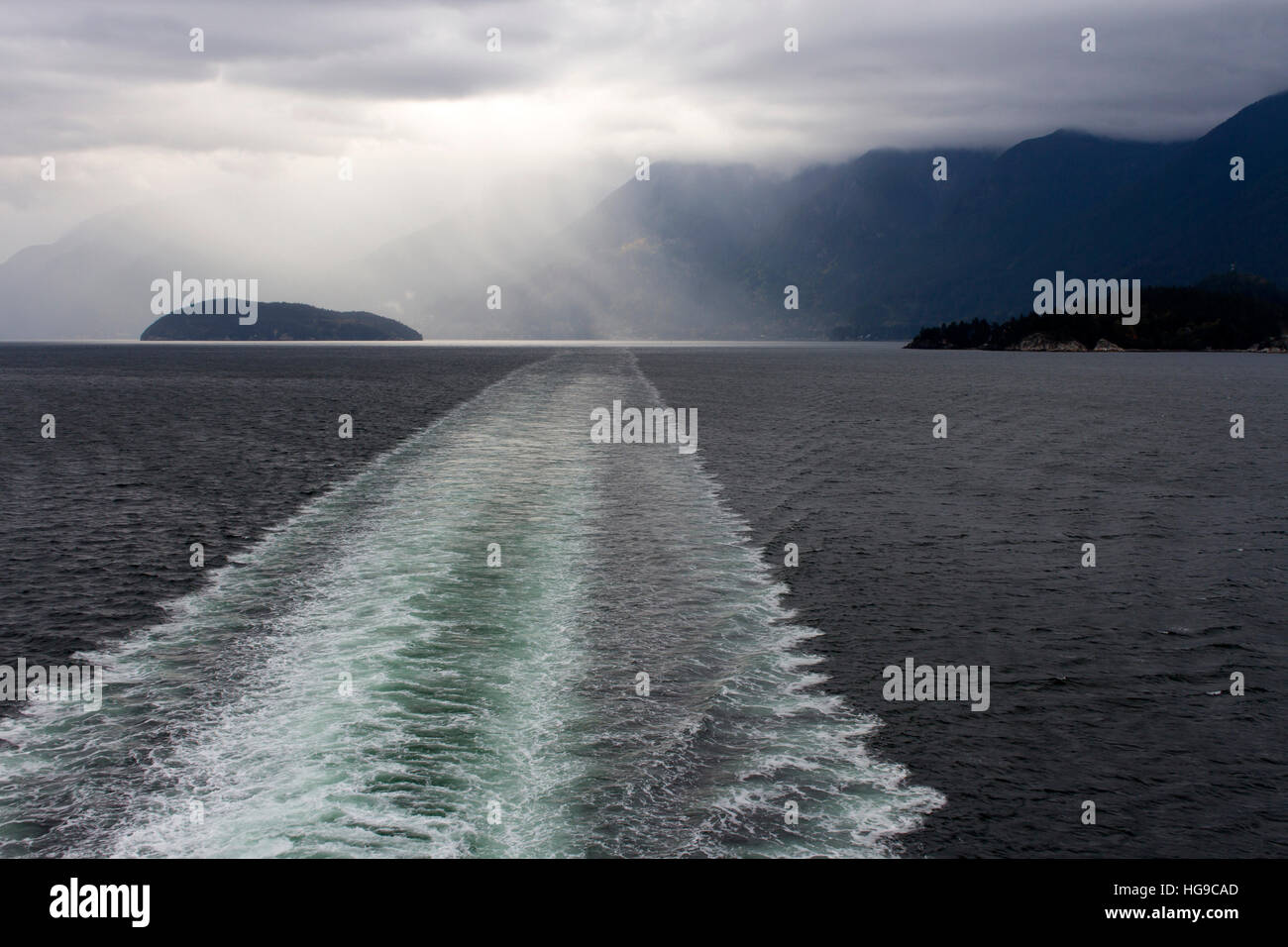 Wecken von BC Ferries in Howe Sound in der Nähe von Horseshoe Bay, British Columbia, Kanada. Stockfoto