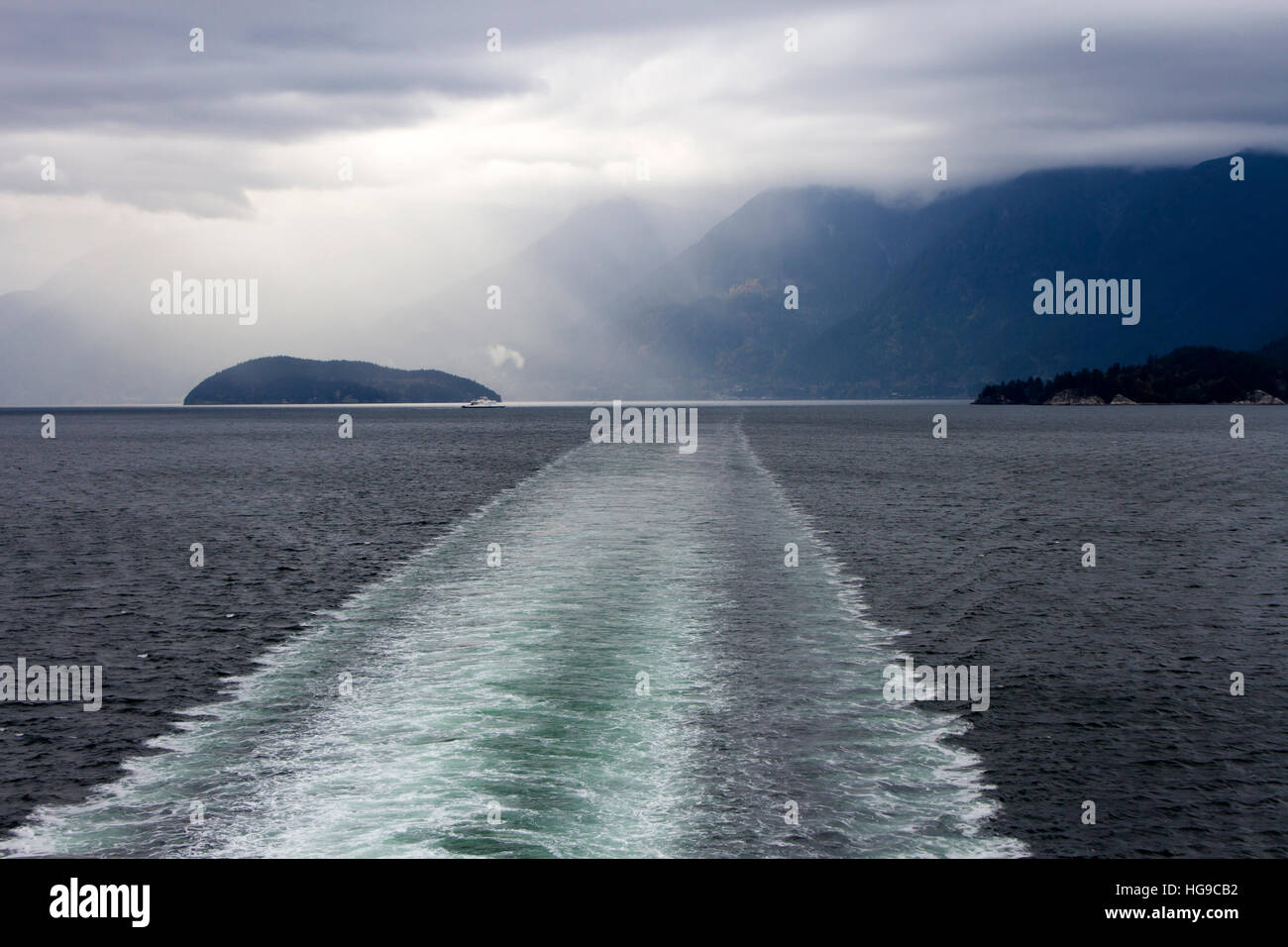 Wecken von BC Ferries in Howe Sound in der Nähe von Horseshoe Bay, British Columbia, Kanada. Stockfoto