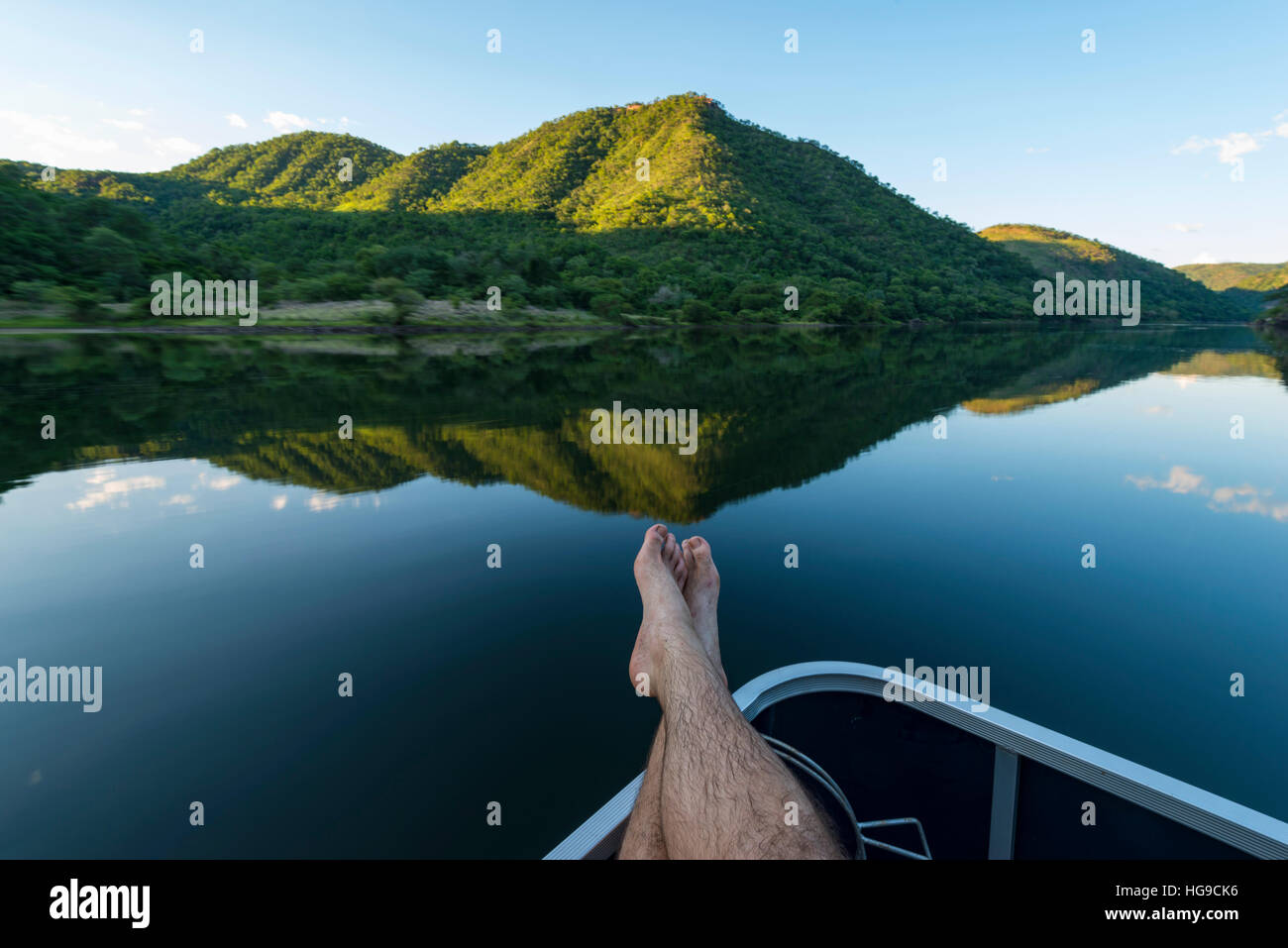 Füße bis Sambesi Fluss Sundowners Sonnenuntergang entspannen Stockfoto