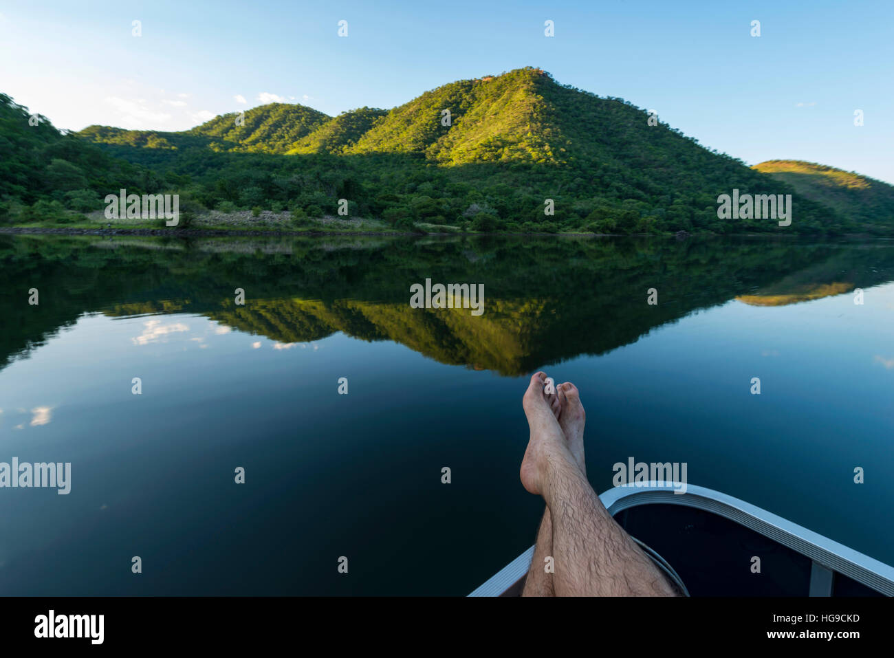 Füße bis Sambesi Fluss Sundowners Sonnenuntergang entspannen Stockfoto