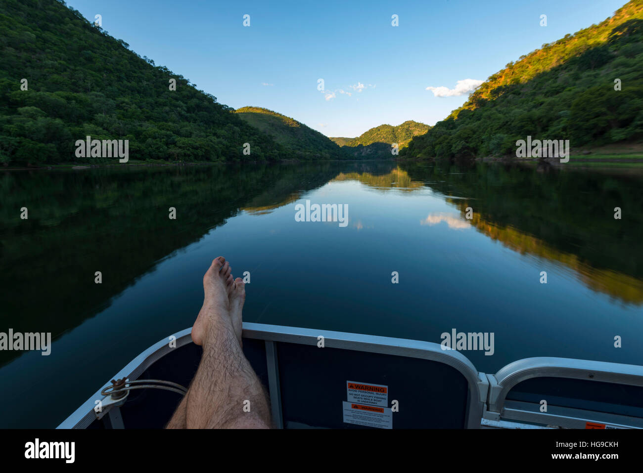 Füße bis Sambesi Fluss Sundowners Sonnenuntergang entspannen Stockfoto