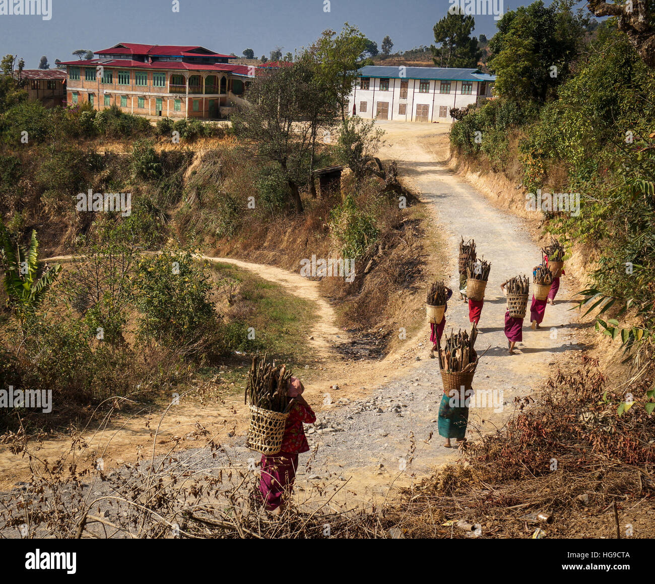 Hill Tribe Frauen tragen Körbe in Myanmar Stockfoto