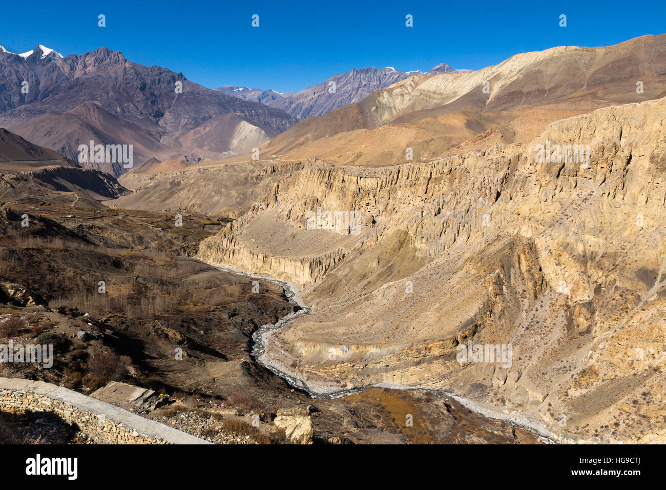 Blick auf die Berge aus dem Kloster in dem Dorf Dzharkot, untere Mustang, Nepal Stockfoto