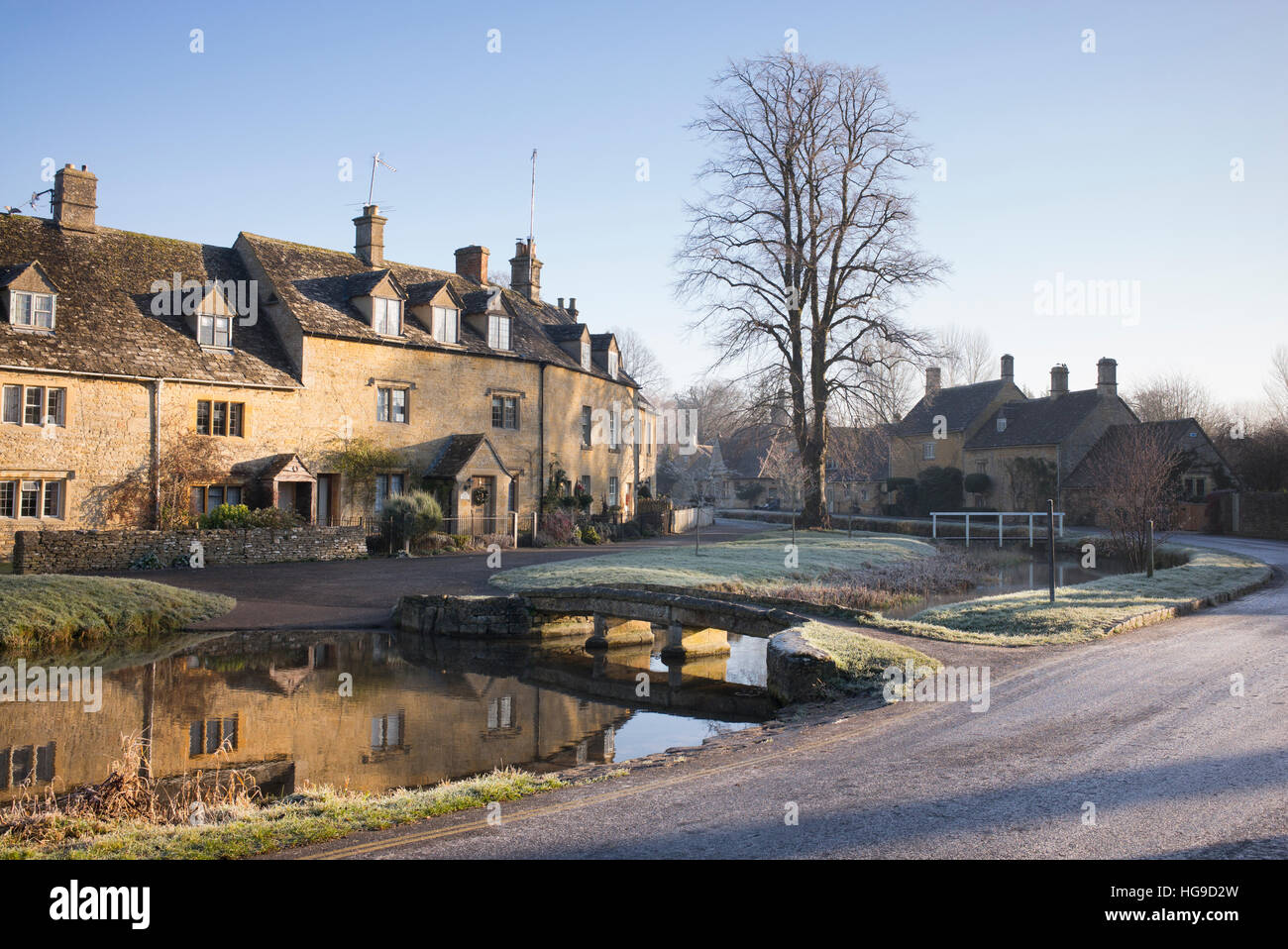 Lower Slaughter in der Frost am Morgen. Cotswolds, Gloucestershire, England Stockfoto