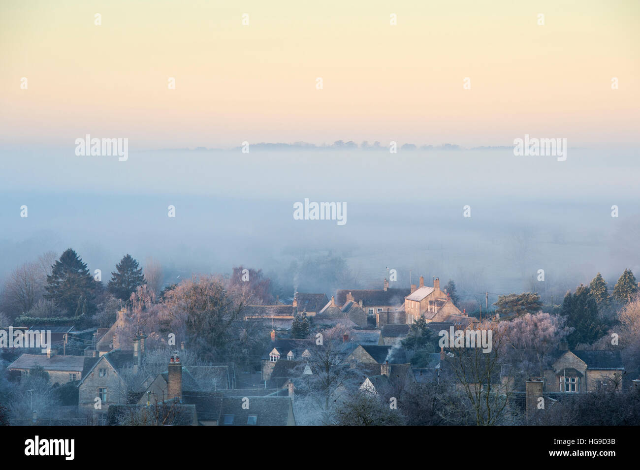 Winternebel mit Blick auf Fulbrook vor Sonnenaufgang. Cotswolds Fulbrook, Oxfordshire, England Stockfoto