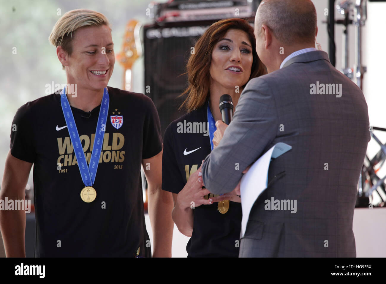 Hope Solo und Abby Wambach von der USWNT erscheinen auf The Today Show für ein Interview mit Matt Lauer. Stockfoto