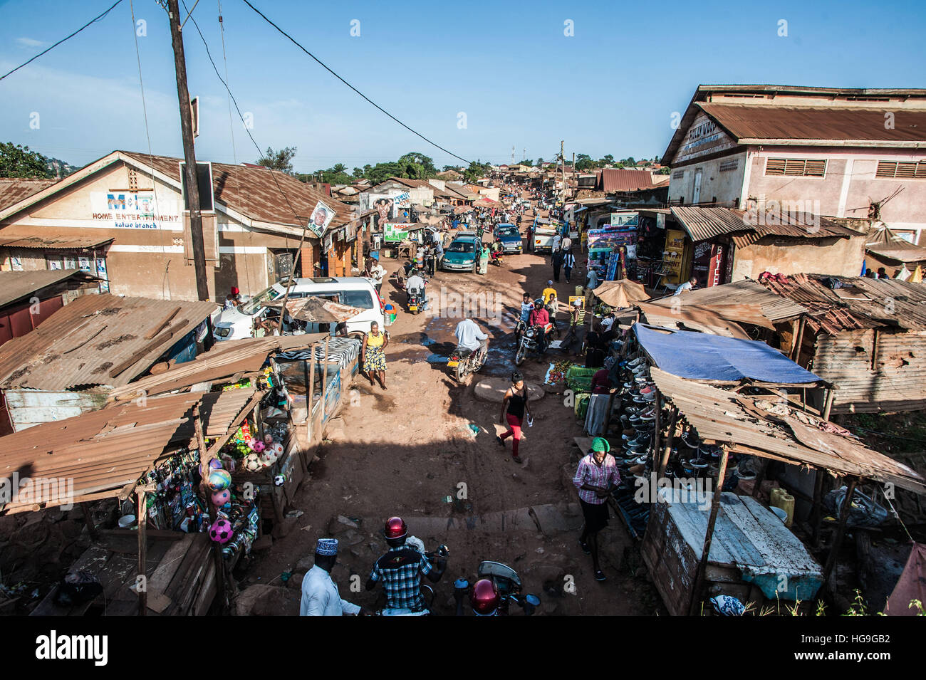 Bewohner Fuß durch die Straßen von Katwe Slum, Uganda Stockfoto