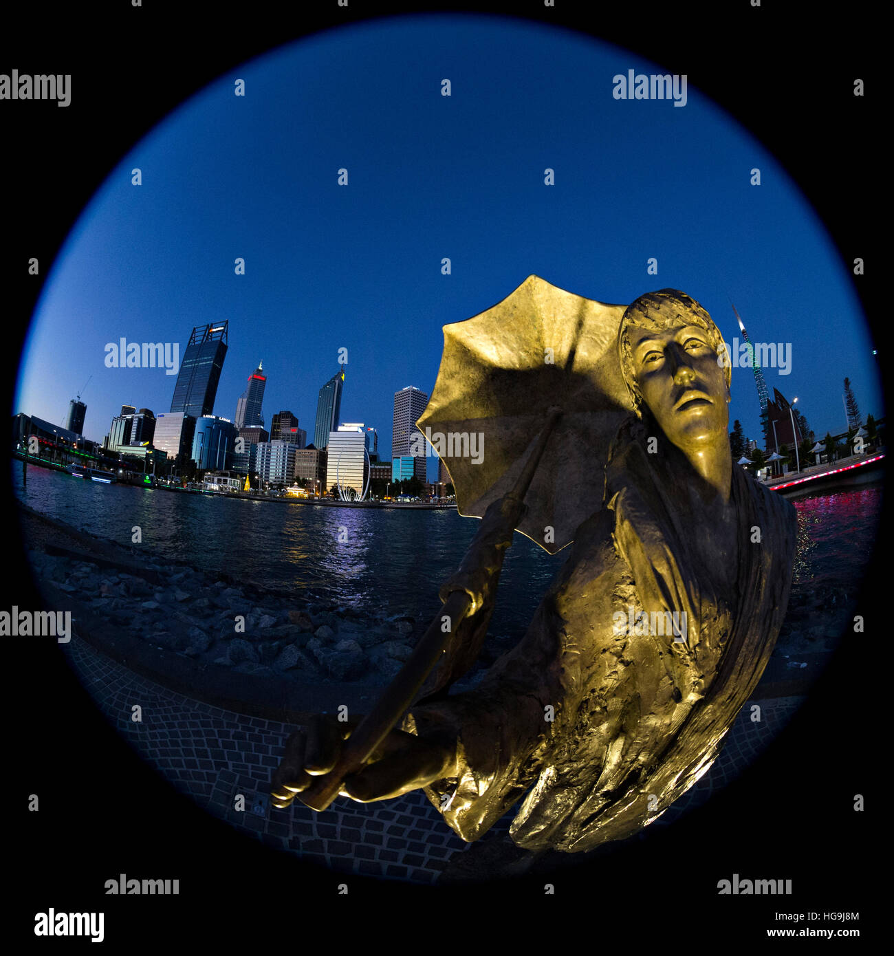 Die Skulptur einer Frau mit Skyline der Stadt, Elizabeth Quay, Perth, Western Australia. Stockfoto