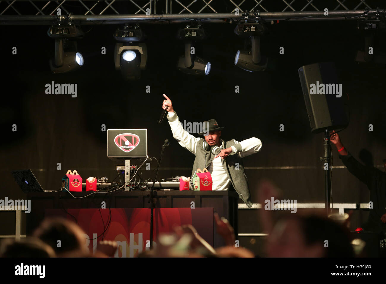 Nick Cannon führt einen DJ-set während der #BlogHer15: Experten unter uns. Abschlussparty Stockfoto