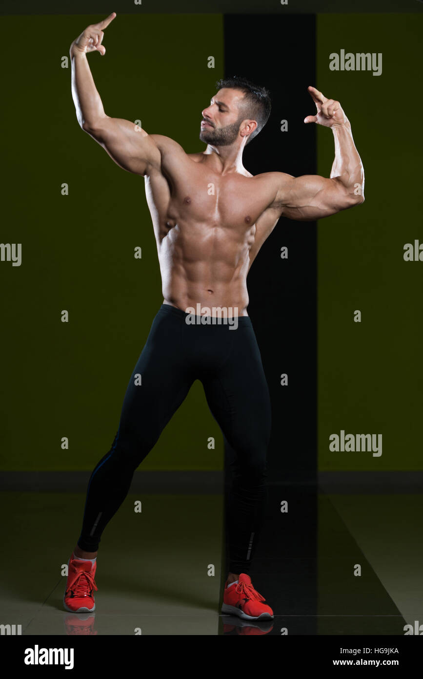Portrait eines jungen Fit körperlich Mann zeigen, dass seine gut ...