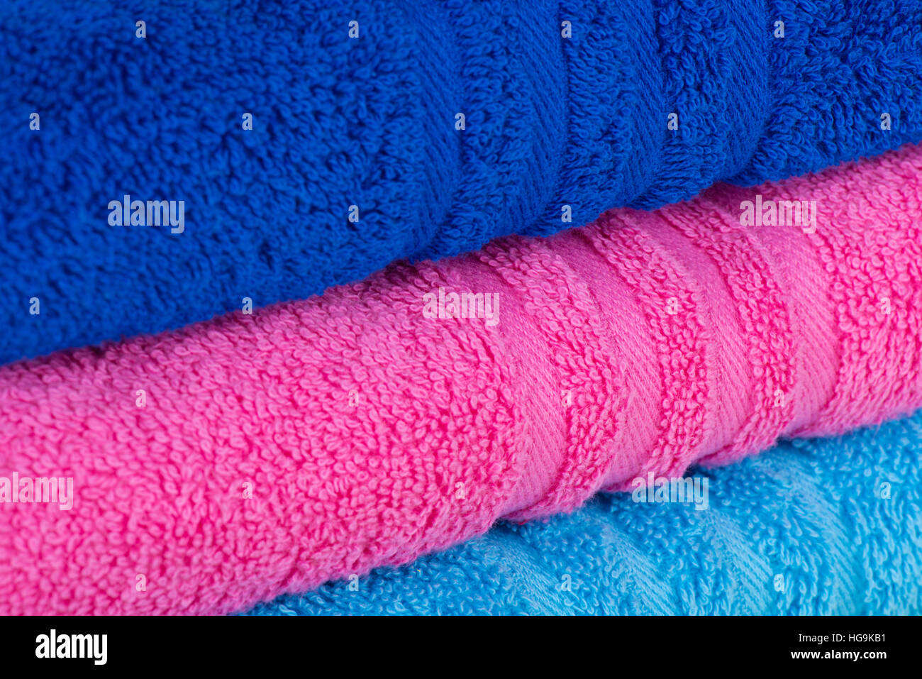 Stapel von schönen farbigen Badetücher rosa, blau Stockfoto