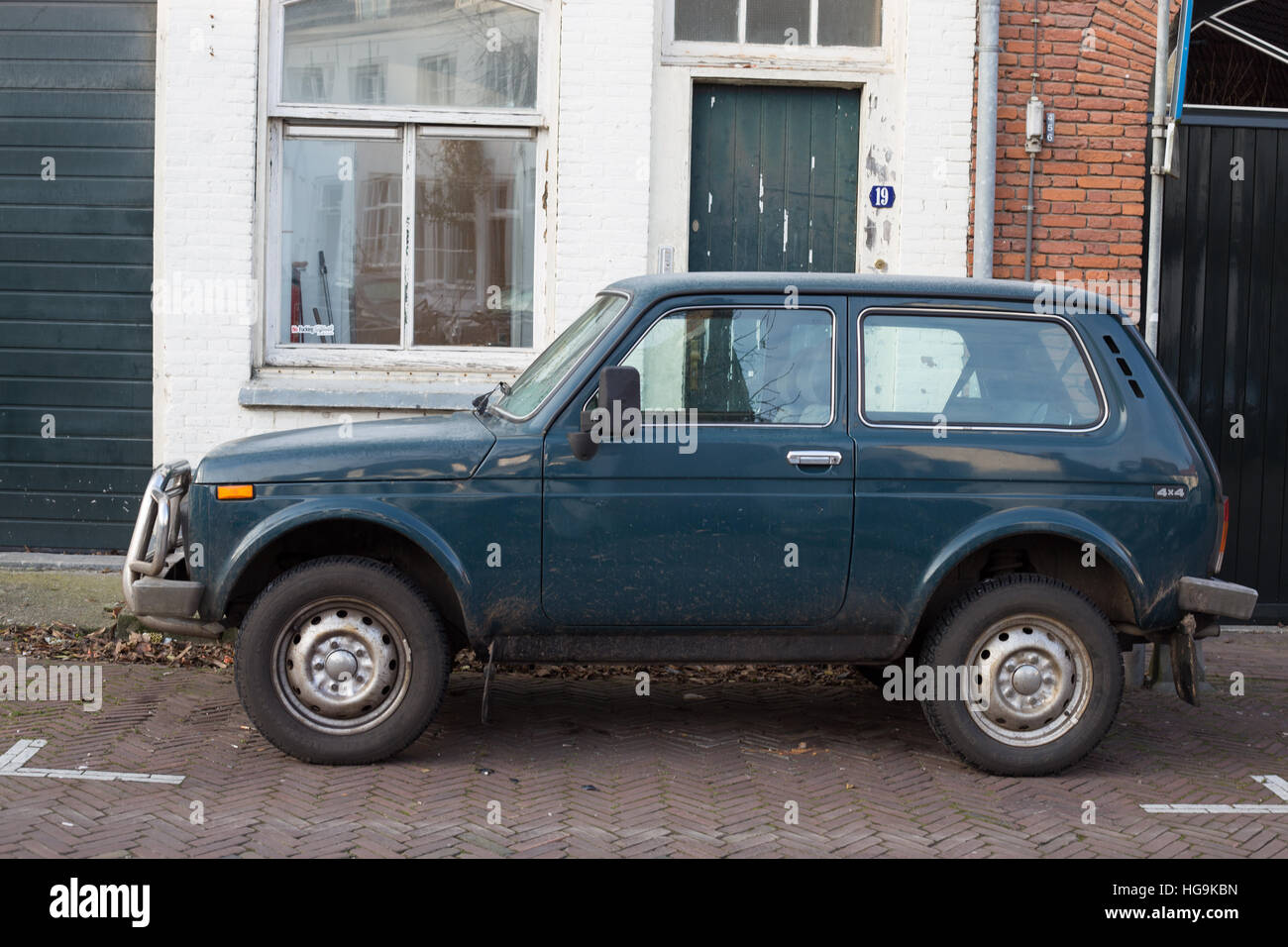 Blau 4 x 4 parkte Lada Niva vor einem Fachwerkhaus in Amersfoort Stockfoto