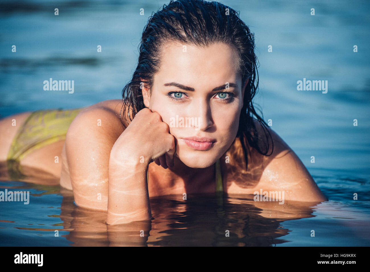 Schöne Mädchen Im Bikini Am Strand Stockfotografie Alamy