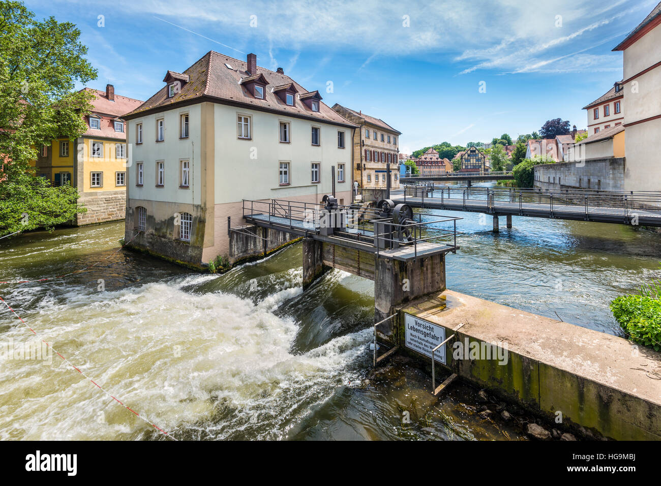 Dämme, Brücken, alte Häuser auf künstlichen Inseln und Ufern des Flusses Regnitz. Historische Stadt Zentrum von Bamberg ist eine Stockfoto