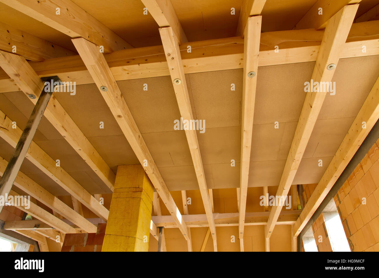 Indoor Bild von einem Holzrahmen Dachstuhl Dachkonstruktion auf ein neues Haus Stockfoto