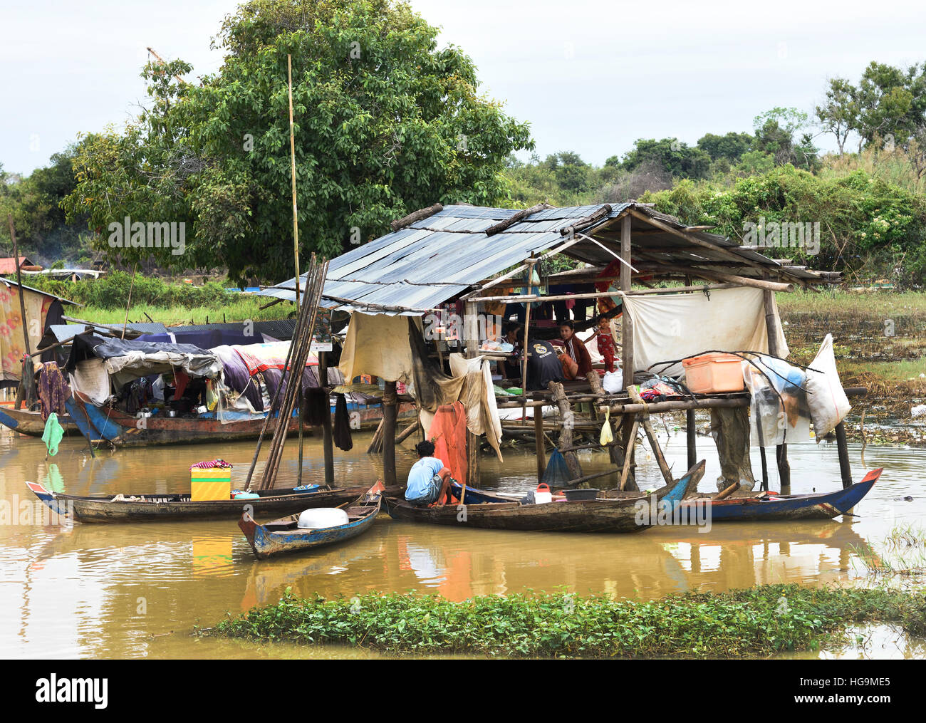 Die Sangkhae - Sangker River Battambang Provinz Cambodia.The Tonle Sap Frischwasser See (reichsten See zum Angeln in der Welt) fließt in den Mekong in Phnom Penh.  Die kambodschanische Bevölkerung hat auch für das einzigartige Ökosystem des Sees mit schwimmenden angepasst (Fischer-Fischerei) Dörfer und gestelzt Häuser. Stockfoto