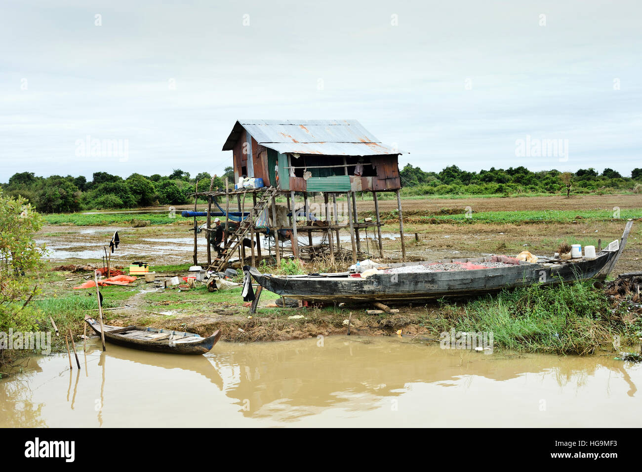 Die Sangkhae - Sangker River Battambang Provinz Cambodia.The Tonle Sap Frischwasser See (reichsten See zum Angeln in der Welt) fließt in den Mekong in Phnom Penh.  Die kambodschanische Bevölkerung hat auch für das einzigartige Ökosystem des Sees mit schwimmenden angepasst (Fischer-Fischerei) Dörfer und gestelzt Häuser. Stockfoto