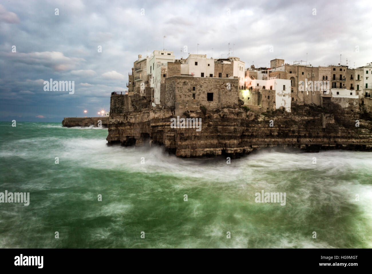 Polignano a Mare, das erstaunliche Dorf auf den Felsen entlang der Küste in Apulien, Süditalien Stockfoto