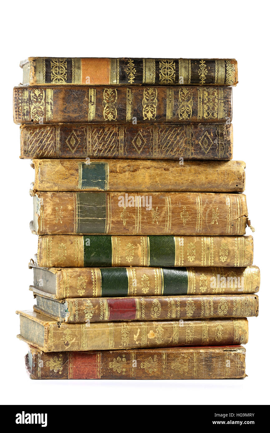 Haufen von antiken Büchern isoliert auf weißem Hintergrund Stockfoto