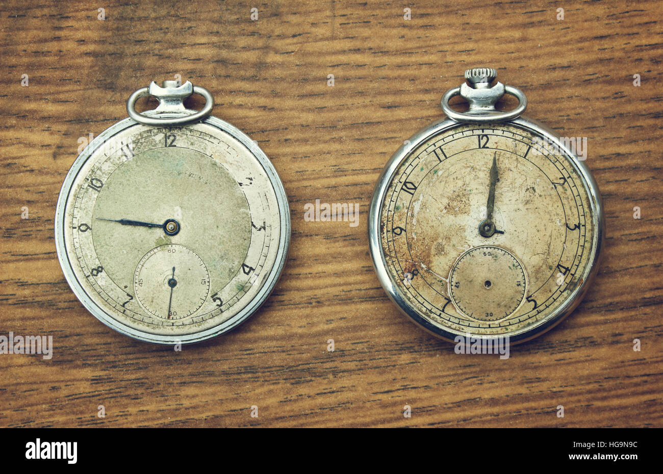 Vintage Taschenuhr auf einem hölzernen Hintergrund Stockfoto