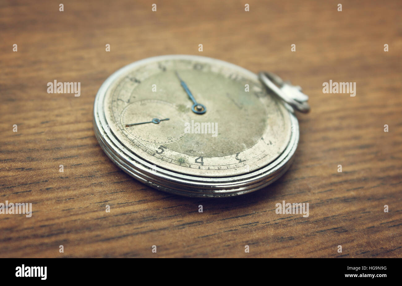 Vintage Taschenuhr auf einem hölzernen Hintergrund Stockfoto