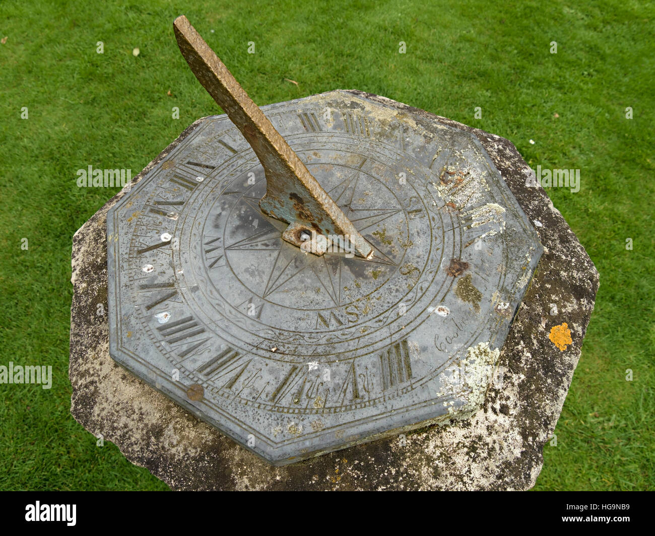 Alte achteckige Sonnenuhr mit eingravierten römischen Ziffern, UK. Stockfoto