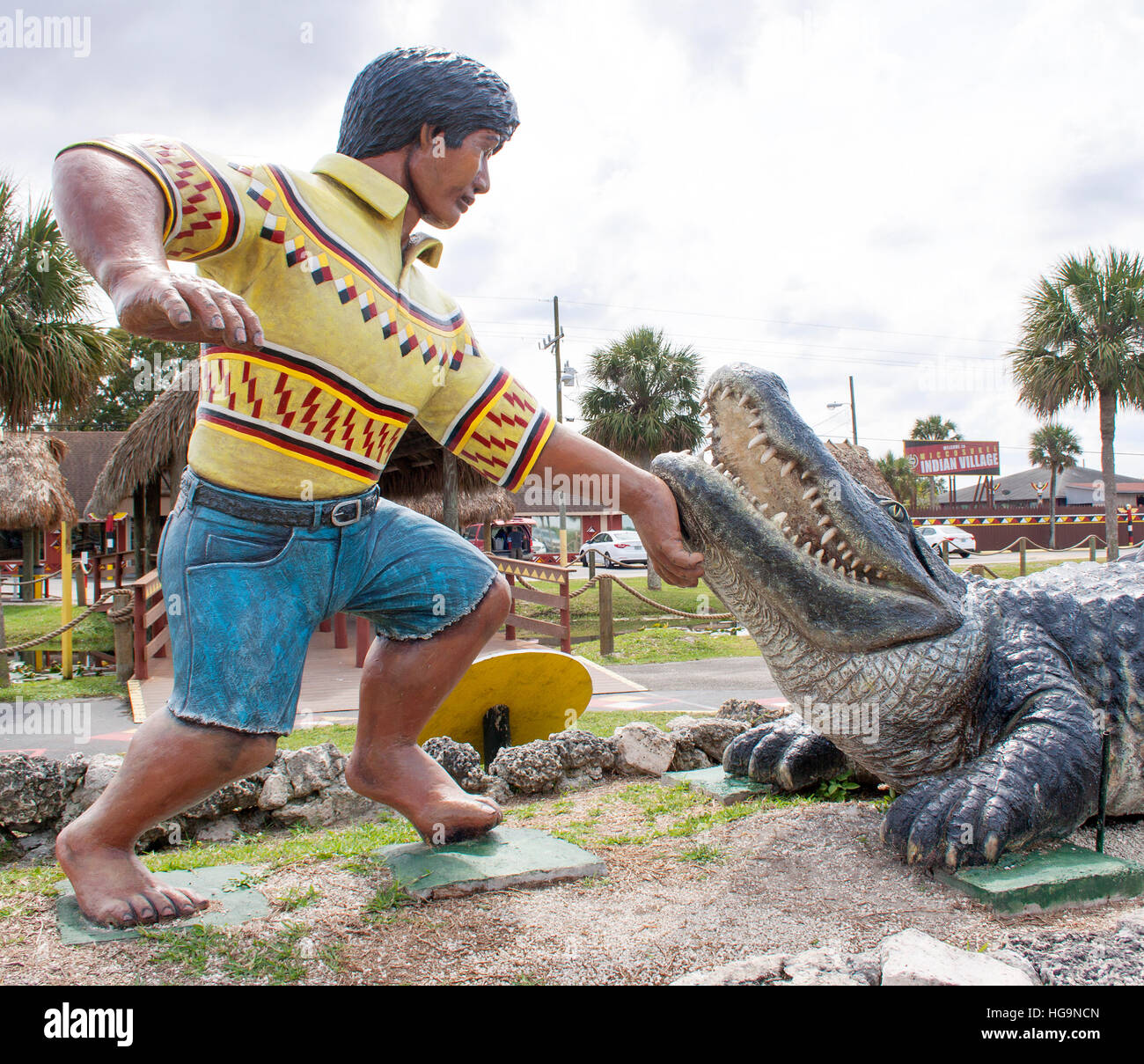 Indische Alligator Ringer Skulptur in Tamiami Florida Stockfoto