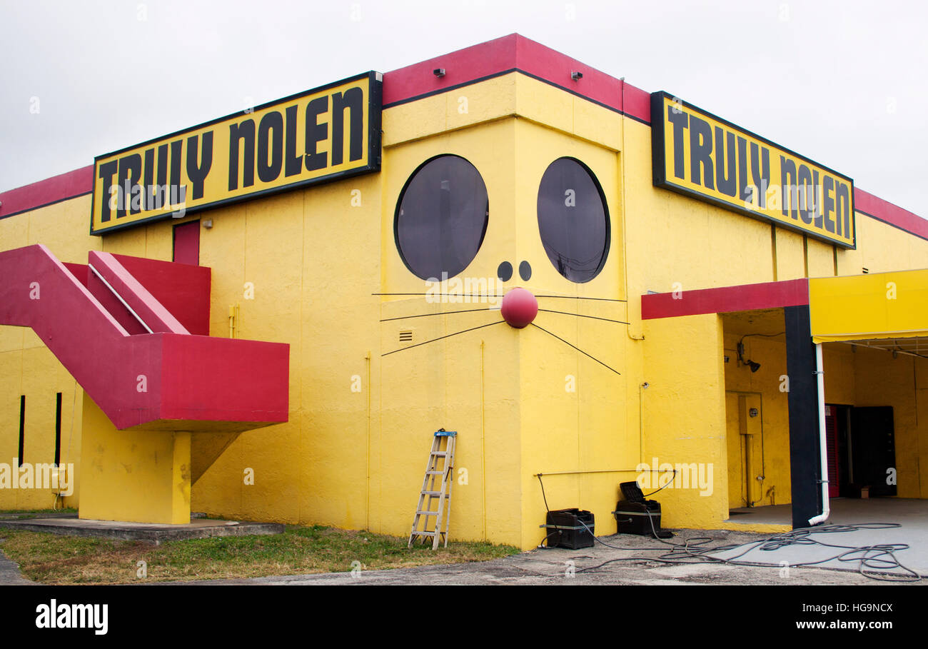 Skurriles kubistisches Mausgebäude in Pompano Beach, Florida – eine farbenfrohe Attraktion am Straßenrand, die Kunst und Architektur mit skurrilem Charme verbindet. Stockfoto