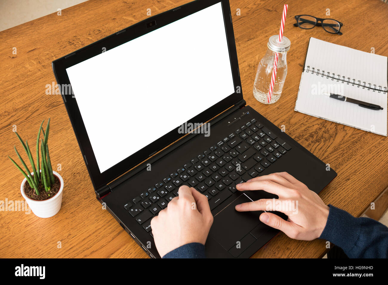 Mann mit seinem Laptop mit weißer Bildschirm Stockfoto