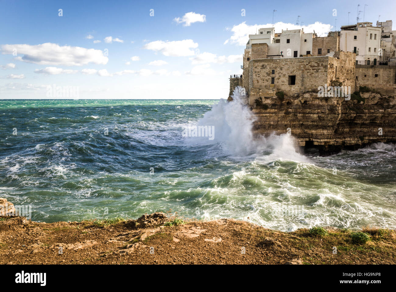 Polignano a Mare, das erstaunliche Dorf auf den Felsen entlang der Küste in Apulien, Süditalien Stockfoto