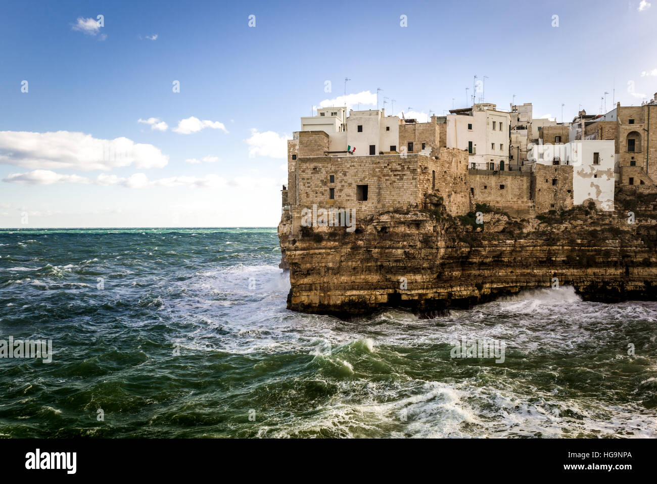 Polignano a Mare, das erstaunliche Dorf auf den Felsen entlang der Küste in Apulien, Süditalien Stockfoto