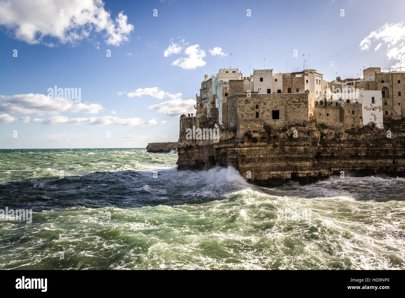 Polignano a Mare, das erstaunliche Dorf auf den Felsen entlang der Küste in Apulien, Süditalien Stockfoto