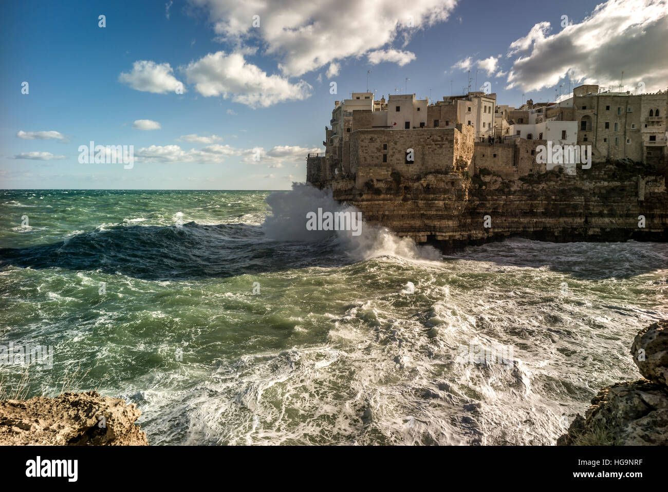 Polignano a Mare, das erstaunliche Dorf auf den Felsen entlang der Küste in Apulien, Süditalien Stockfoto