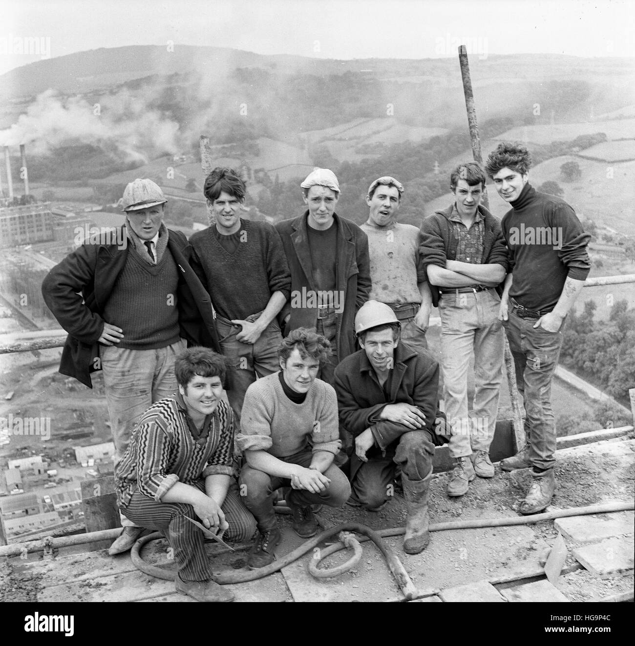 Bauarbeiter arbeiten vor Ort ohne Gesundheits- und Sicherheitsschutz während der 1960er Jahre BILD VON DAVID BAGNALL Stockfoto