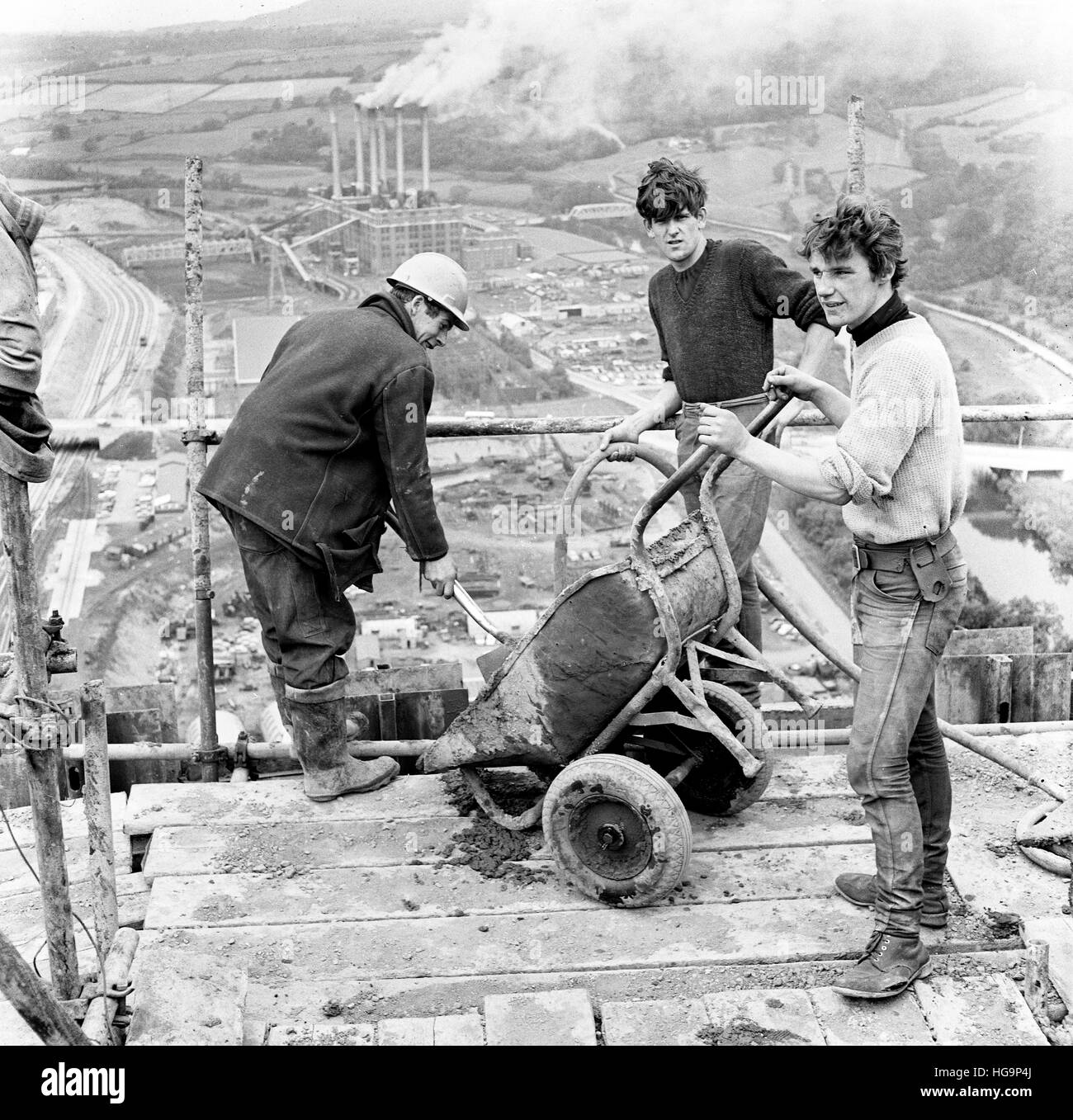 Bauarbeiter arbeiten vor Ort ohne Gesundheits- und Sicherheitsschutz während der 1960er Jahre BILD VON DAVID BAGNALL Stockfoto