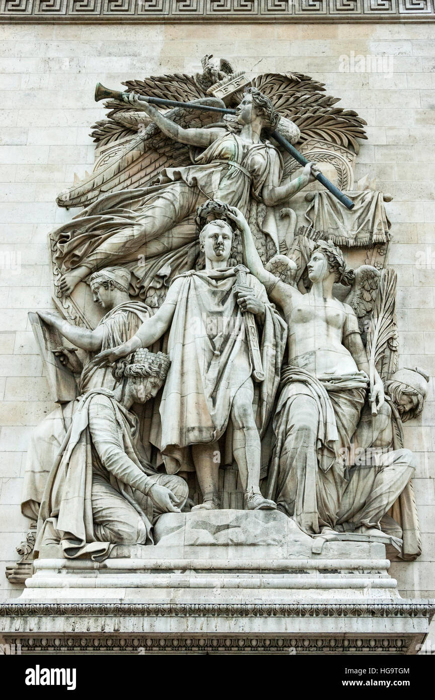 Arc de Triomphe, Napoleon Bonaparte gekrönt von der Göttin des Sieges, Triumph von Napoleon, Le Triomphe de 1810, von Jean-Pierre Cortot, Paris, Frankreich. Stockfoto