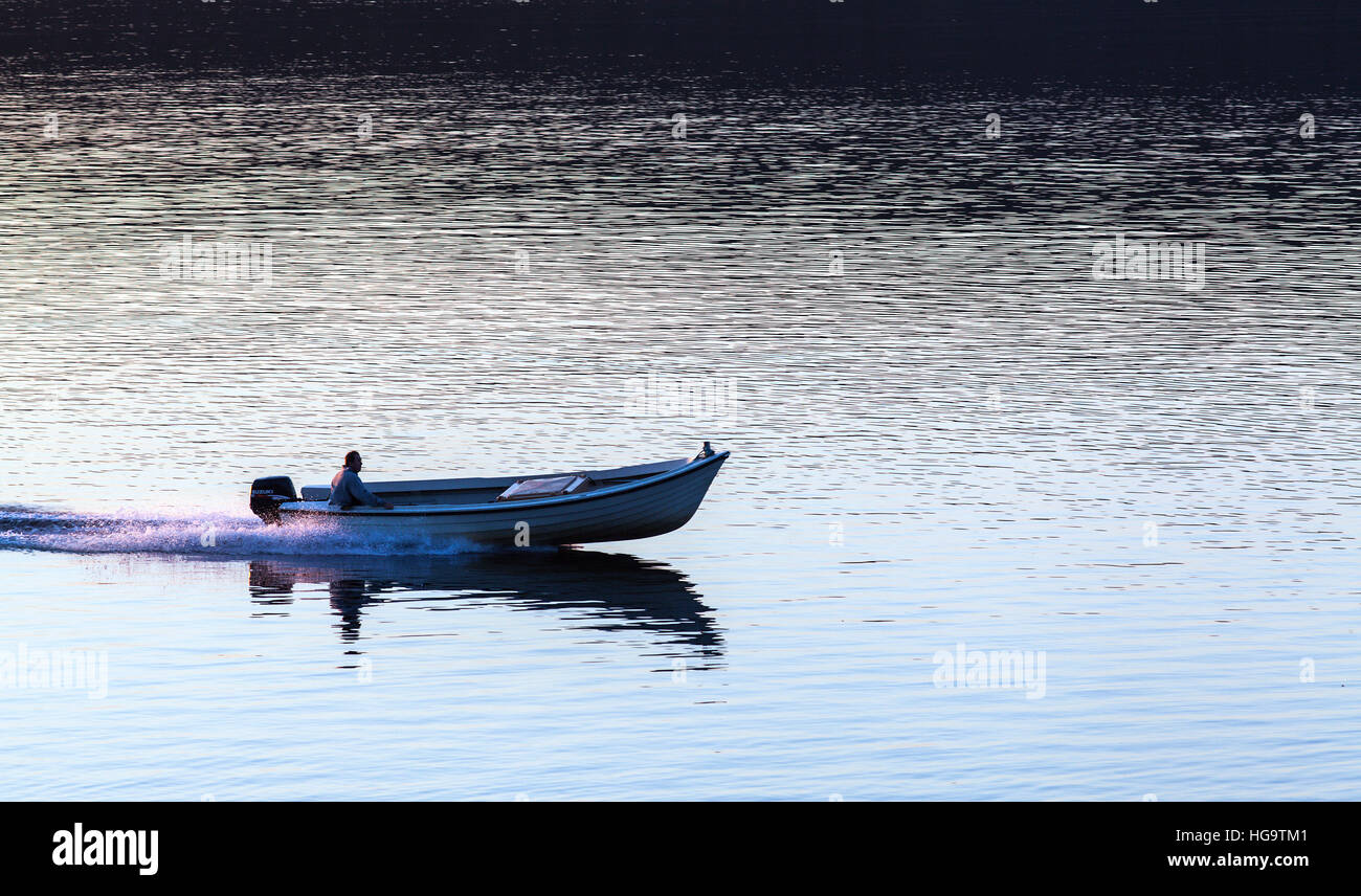 OSTSEE, SCHWEDEN AM 25. JULI 2013. Blick auf ein Motorboot, Schnellboot Pässe Sonnenuntergang, ruhiges Meer und Geschwindigkeit. Redaktionelle Nutzung. Stockfoto